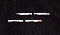 Putki-korvikset-rintaneulana-hopeaa-teakia-1984.jpg